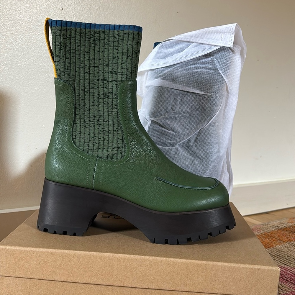 Charlotte Stone Loma Moss Size 9
Fit like an 8.5-9